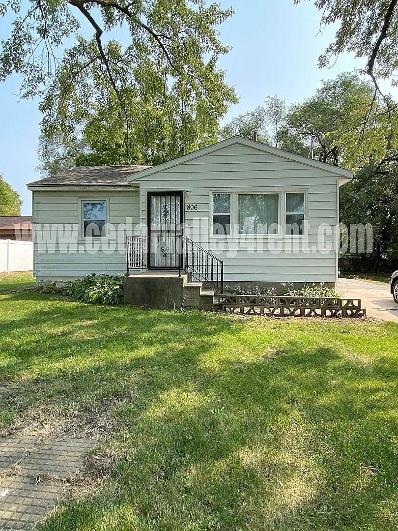 2 Bedroom, 1 Bath Single Family Home 806 Ash St Waterloo, IA — Photo 1