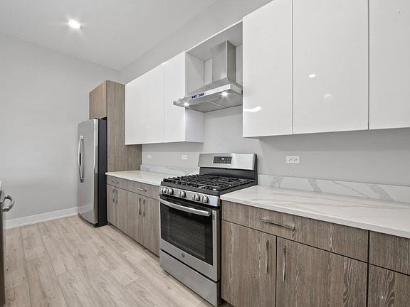 2nd image of 1955 N Richmond St Unit 211