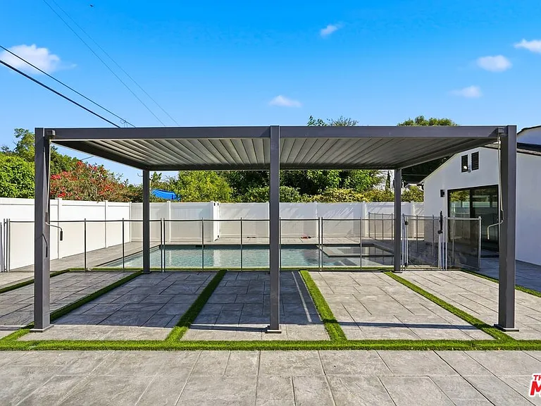 5735 Saloma Ave — Photo 17