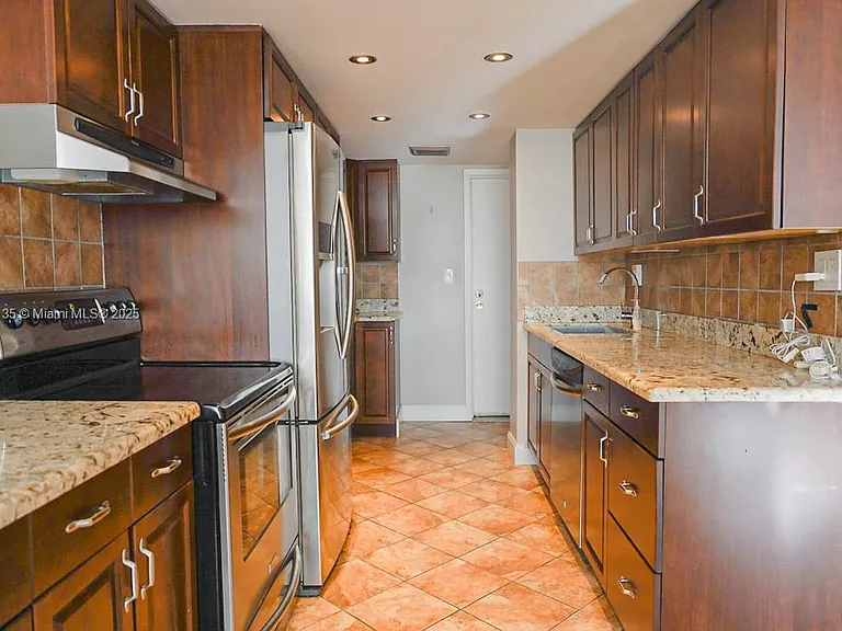 100 Golden Isles Dr #10 — Photo 7