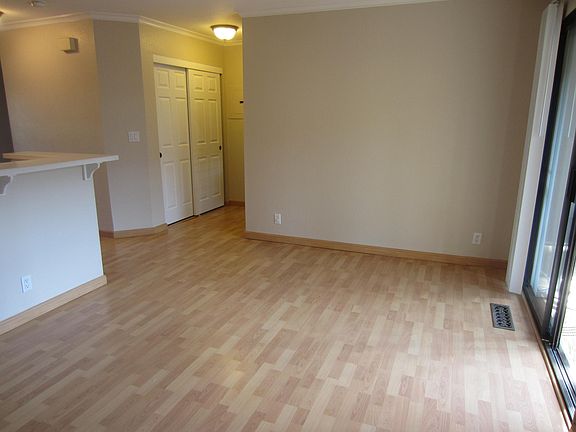 5th image of 385 Boynton Ave