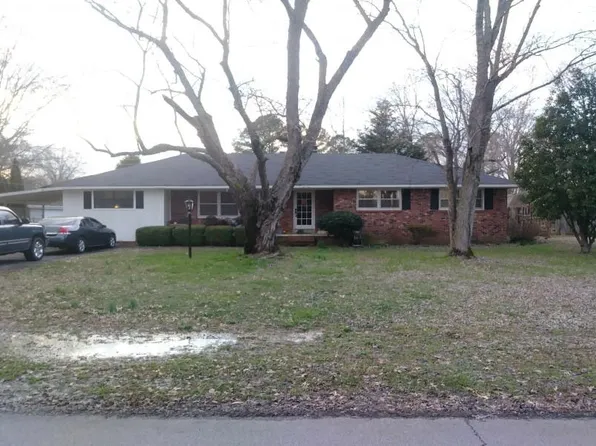 121 Meadowbrook Dr, Jackson, TN 38301