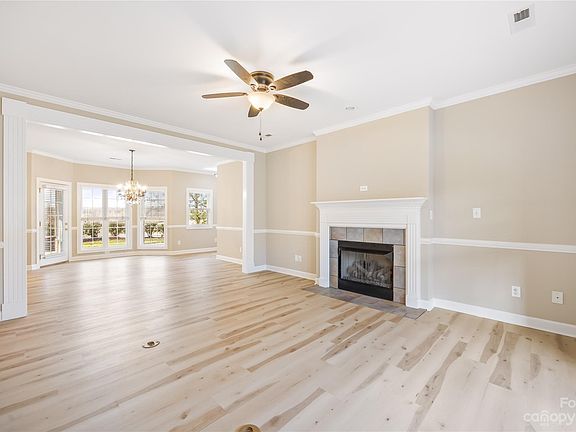 3rd image of 1609 Crown Vue Ct