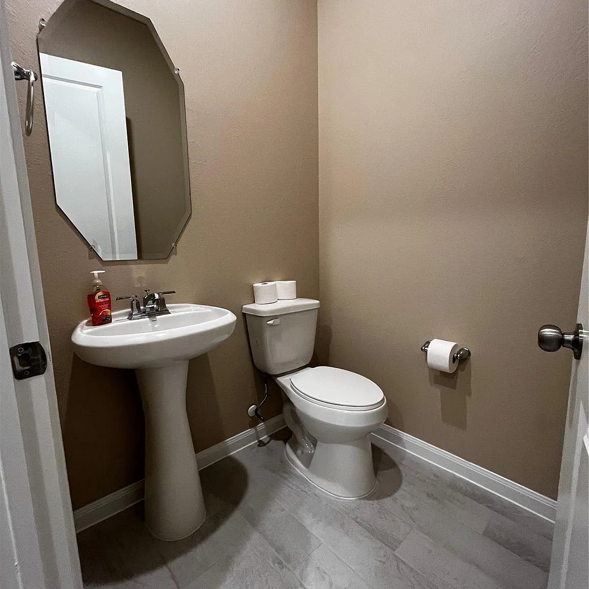 4 bed, 3.5 bath, 2423 sqft, $3,750 — Photo 3