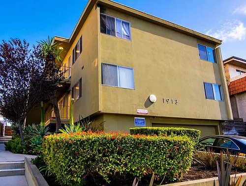 1913 11th St - Two Bedrooms Availabale ! Photo 1