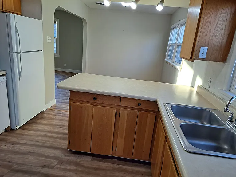 815 Avenue C — Photo 4