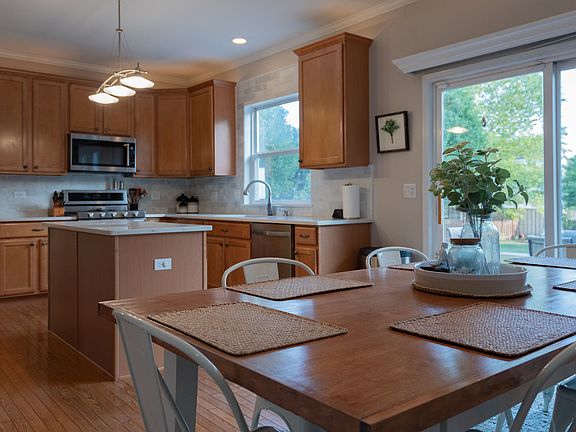 5th image of 24159 Hampshire Ln