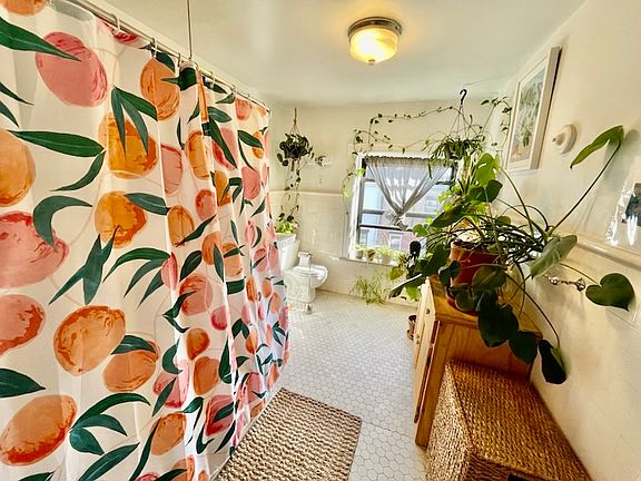 5th image of 31 Montgomery Pl APT 8