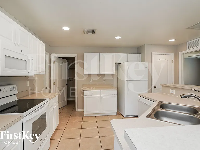 2821 45th St W — Photo 5