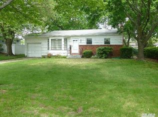 19 Tyram Ln, Commack, NY 11725
