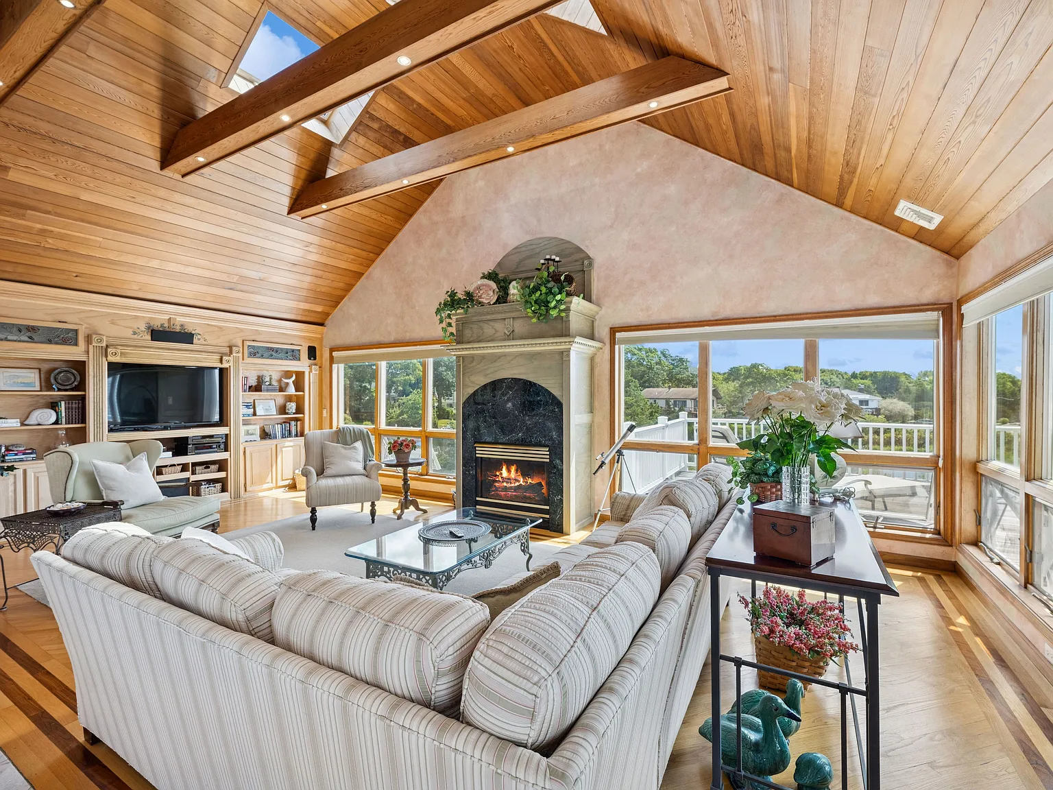 Waterfront Retreat in Hampton Bays — Photo 3