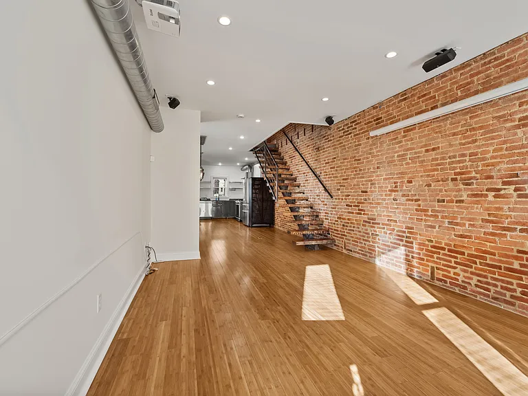 412 E Lanvale St — Photo 8