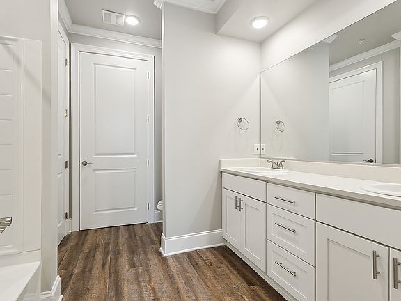 5th image of 3900 Lakeshore Blvd E #213