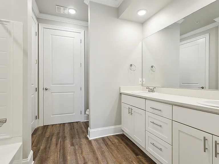 Lakeshore Condominium — Photo 10