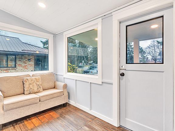 4th image of 706 Main St