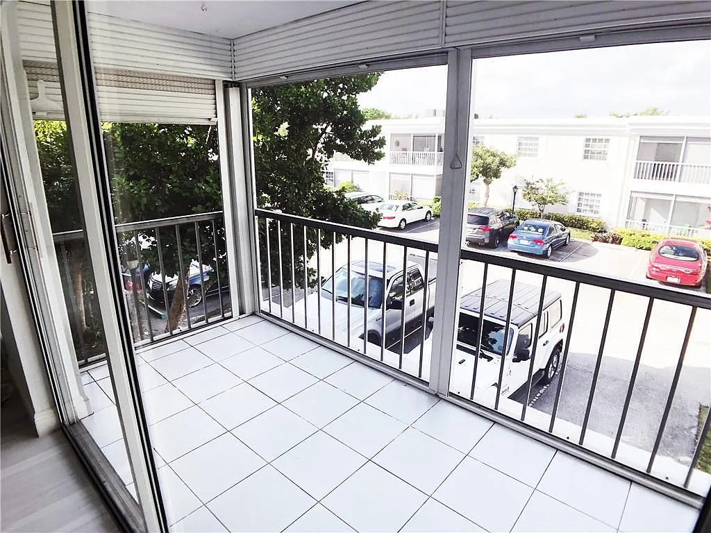 1 bed, 1.5 bath, 850 sqft, $2,050 — Photo 2