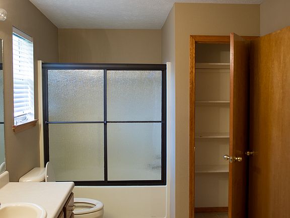 4th image of 18 Mockingbird Ln