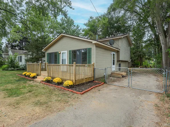 3257 Sashabaw Rd, Waterford, MI 48329