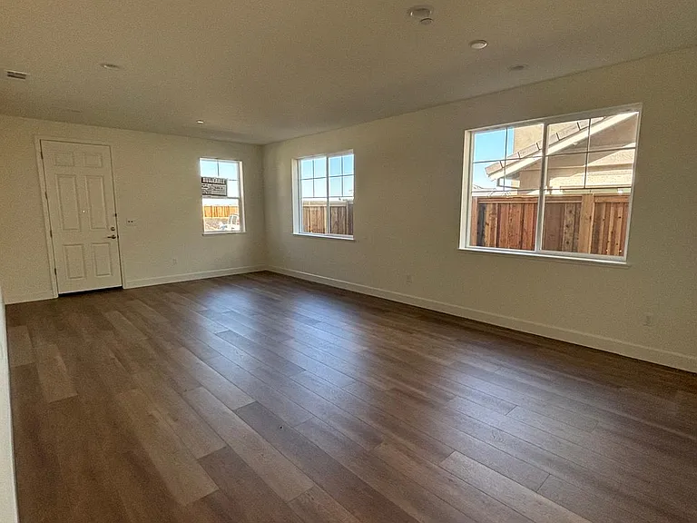 477 Trillium Ct — Photo 5