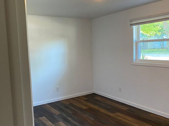 4th image of 883 Roanoke Dr