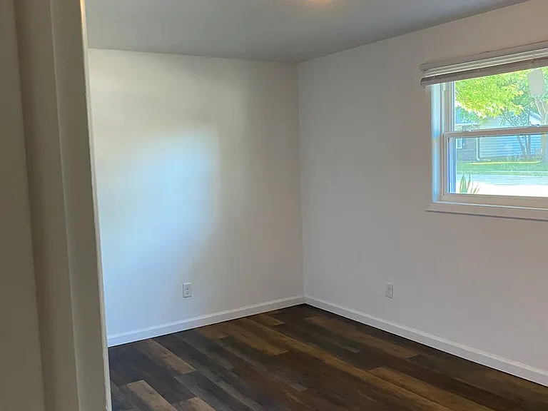 883 Roanoke Dr — Photo 4