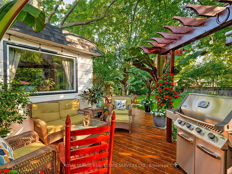 145 Suffolk Ave — Photo 43