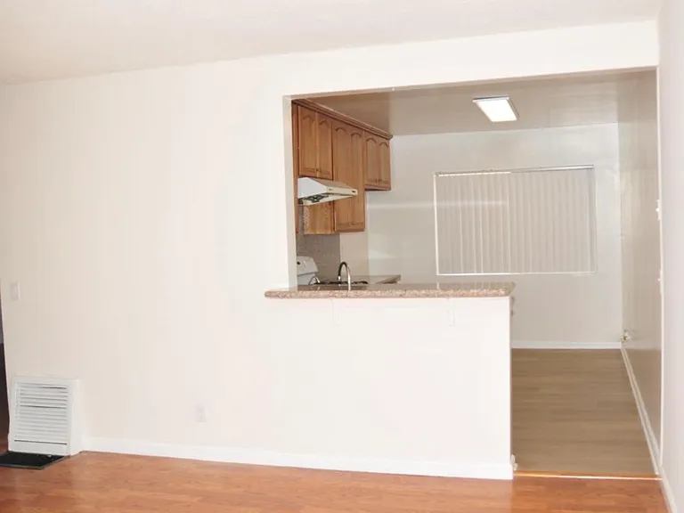 121 E Beacon St #B — Photo 4