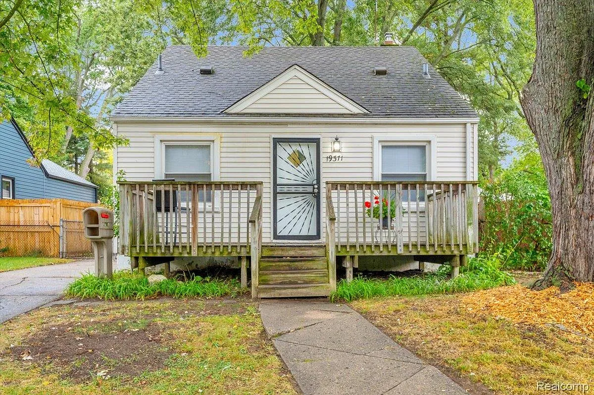 19371 Winston St photo 1