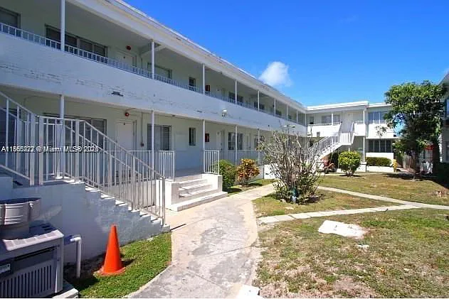 2 bed, 1.0 bath, $2,500 — Photo 2