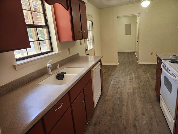 3rd image of 482 Elm St