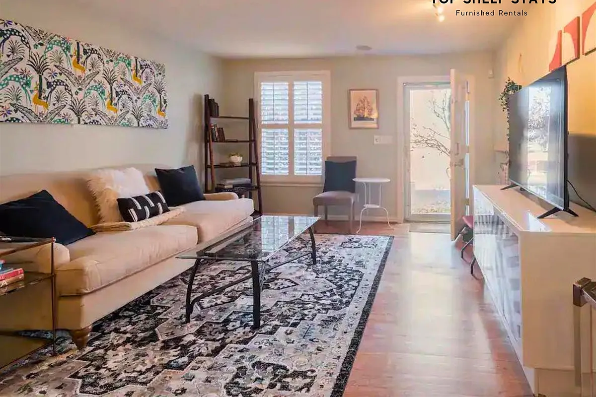 4 bed, 2.5 bath, 2024 sqft, $6,000 — Photo 4