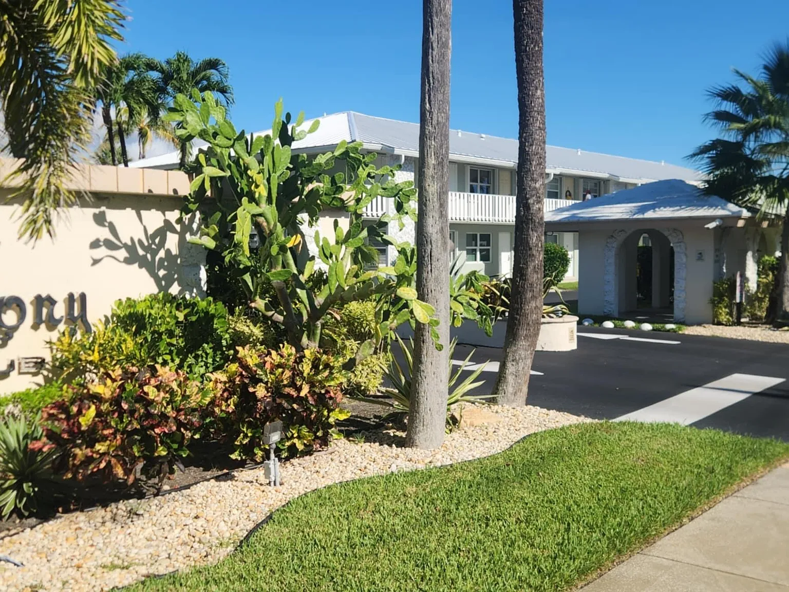 1 bed, 1.5 bath, 825 sqft, $3,000 — Photo 2