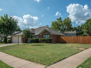 725 Timbercreek Dr, Hurst, TX 76053
