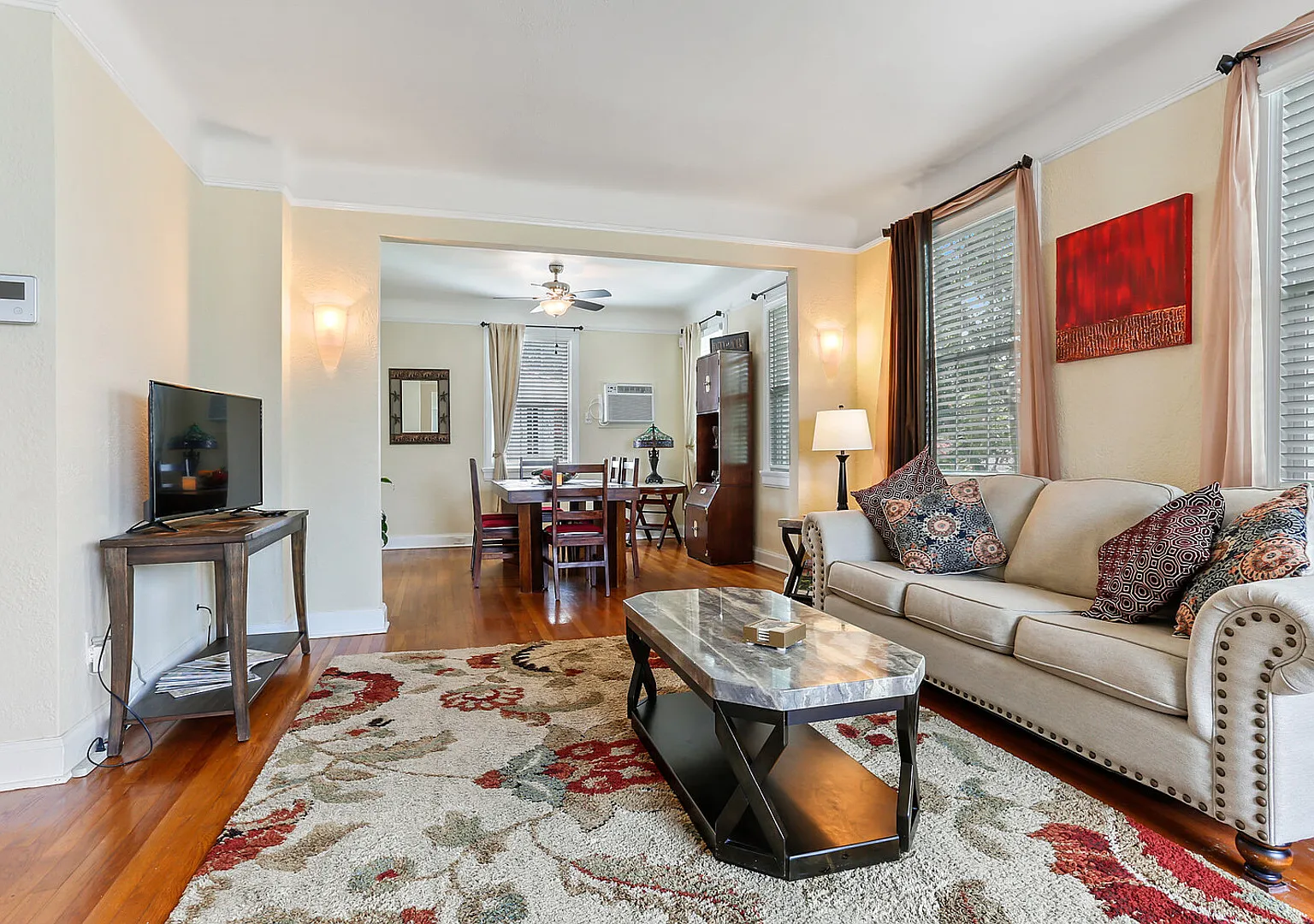 Charming Spacious 2-Bedroom House — Photo 4