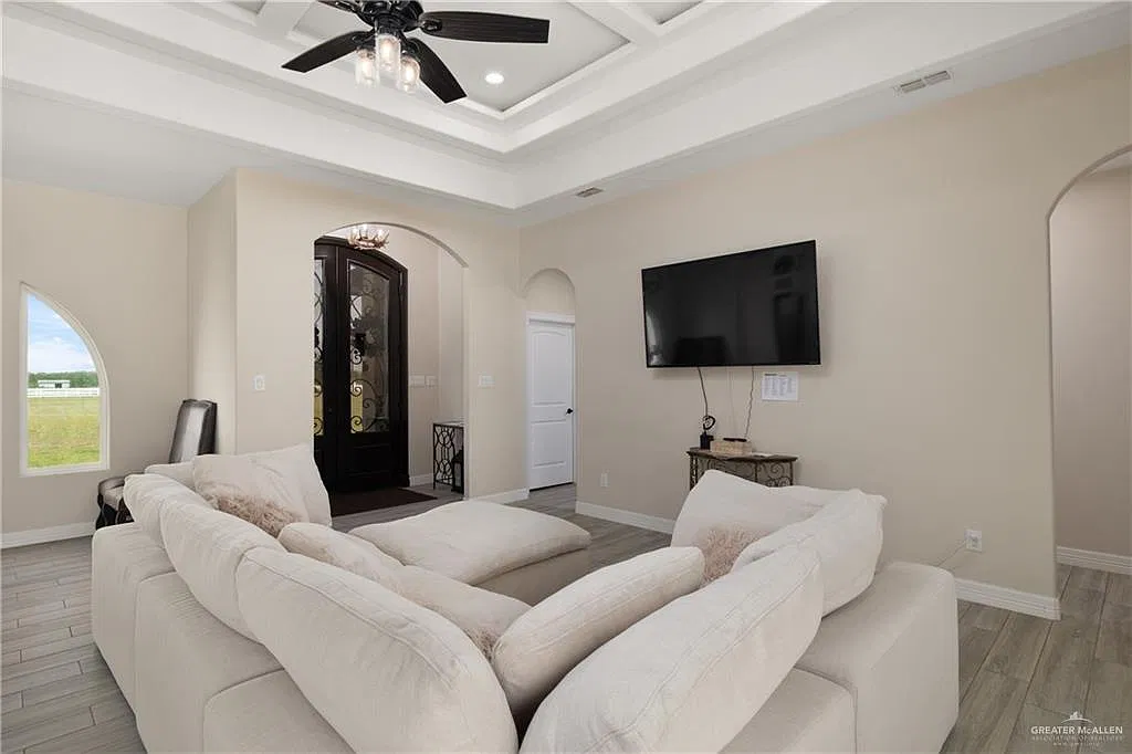3 bed, 2.5 bath, 1967 sqft, $4,000 — Photo 3