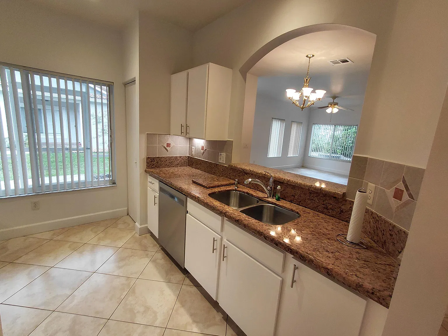 3 bed, 2.0 bath, 1495 sqft, $3,200 — Photo 4