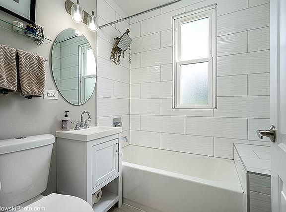 4th image of 2701 N Hamlin Ave #2