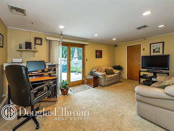 5th image of 32 Ashwood Ct