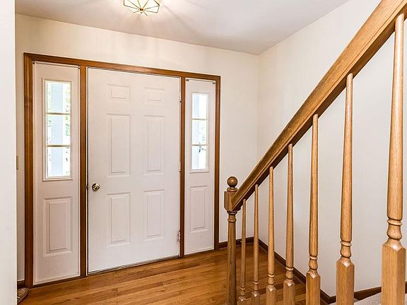 5th image of 9 Foxwood Dr