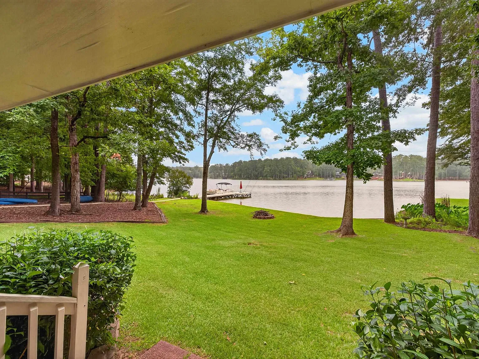 3 bed, 2.0 bath, 1504 sqft, $3,200 — Photo 3