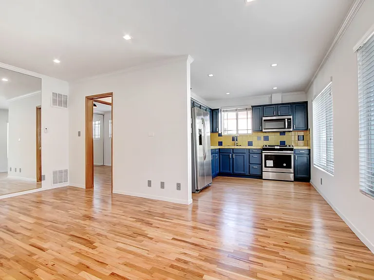 807 5th Street in Santa Monica. Steps to Montana Ave and 5 blocks to the beach! — Photo 3