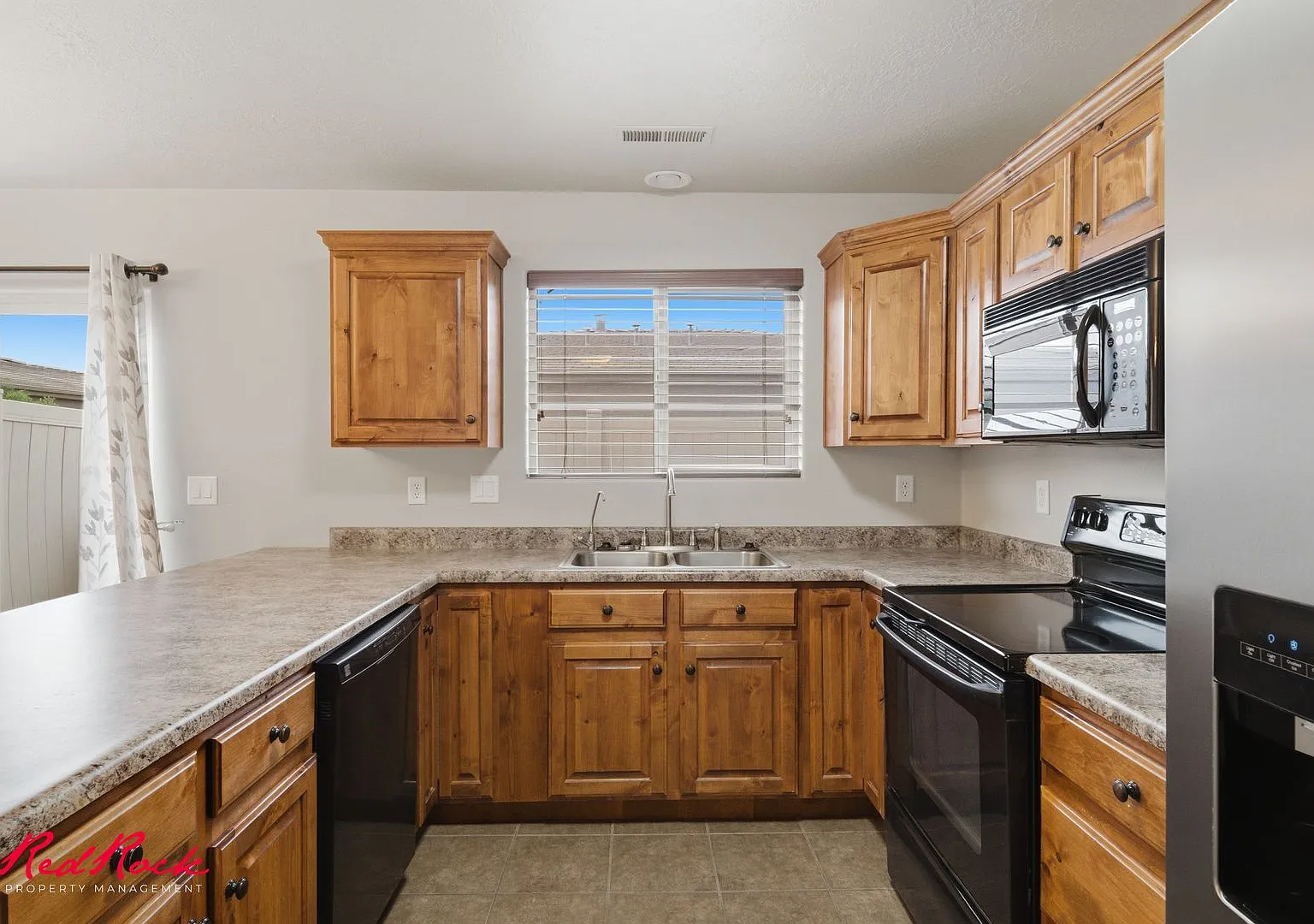 Inviting 3 Bedroom Townhome In Prime Location! — Photo 1