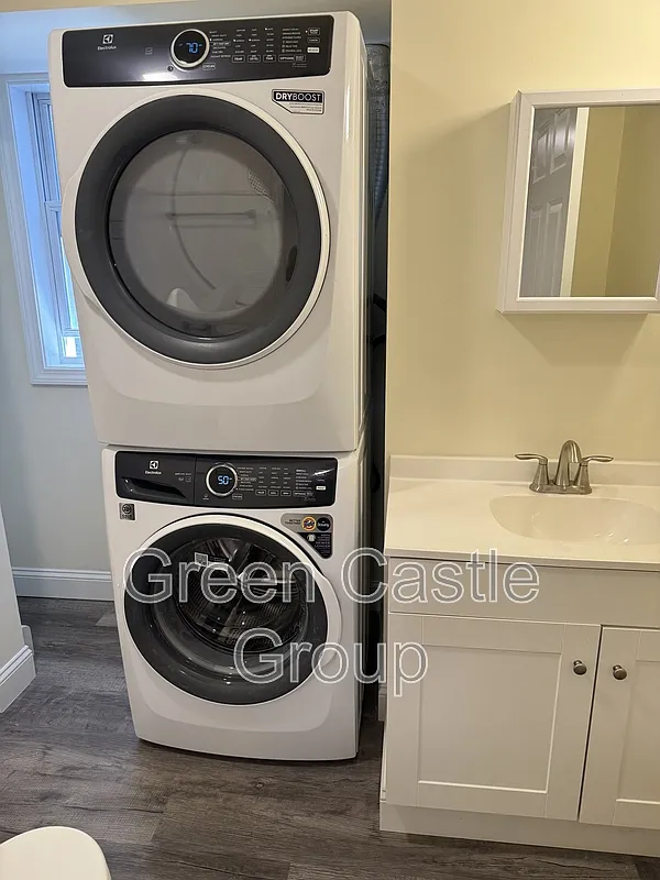3 bed, 1.0 bath, $2,700 — Photo 3