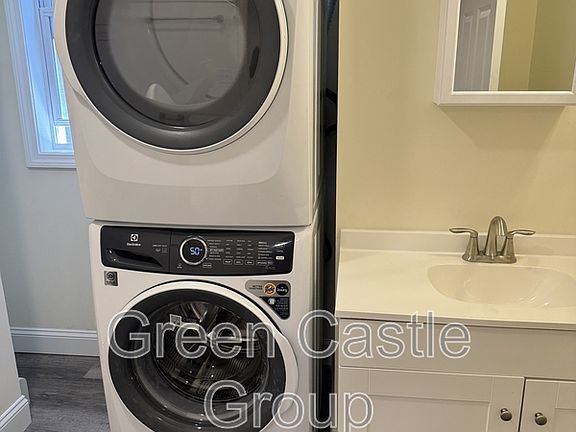3rd image of 252 College St Unit 2