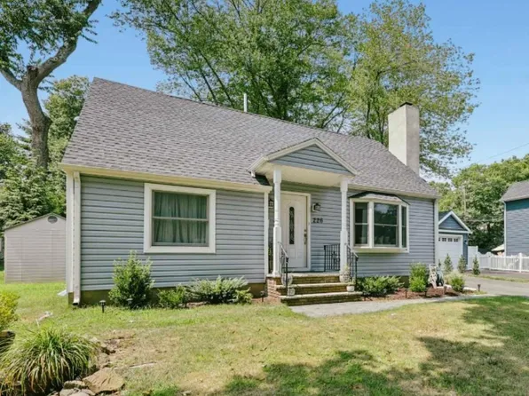 226 Knickerbocker Rd, Closter, NJ 07624