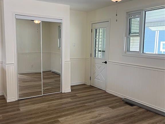 3rd image of 183 Simcoe St
