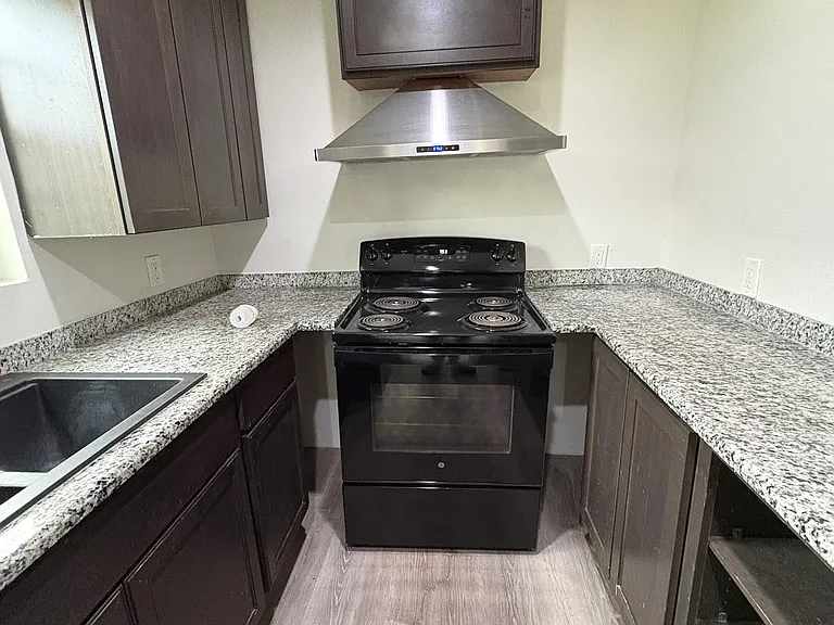 436 N Bryant Ave — Photo 3