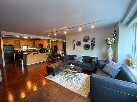 4th image of 211 E Ohio St APT 1820