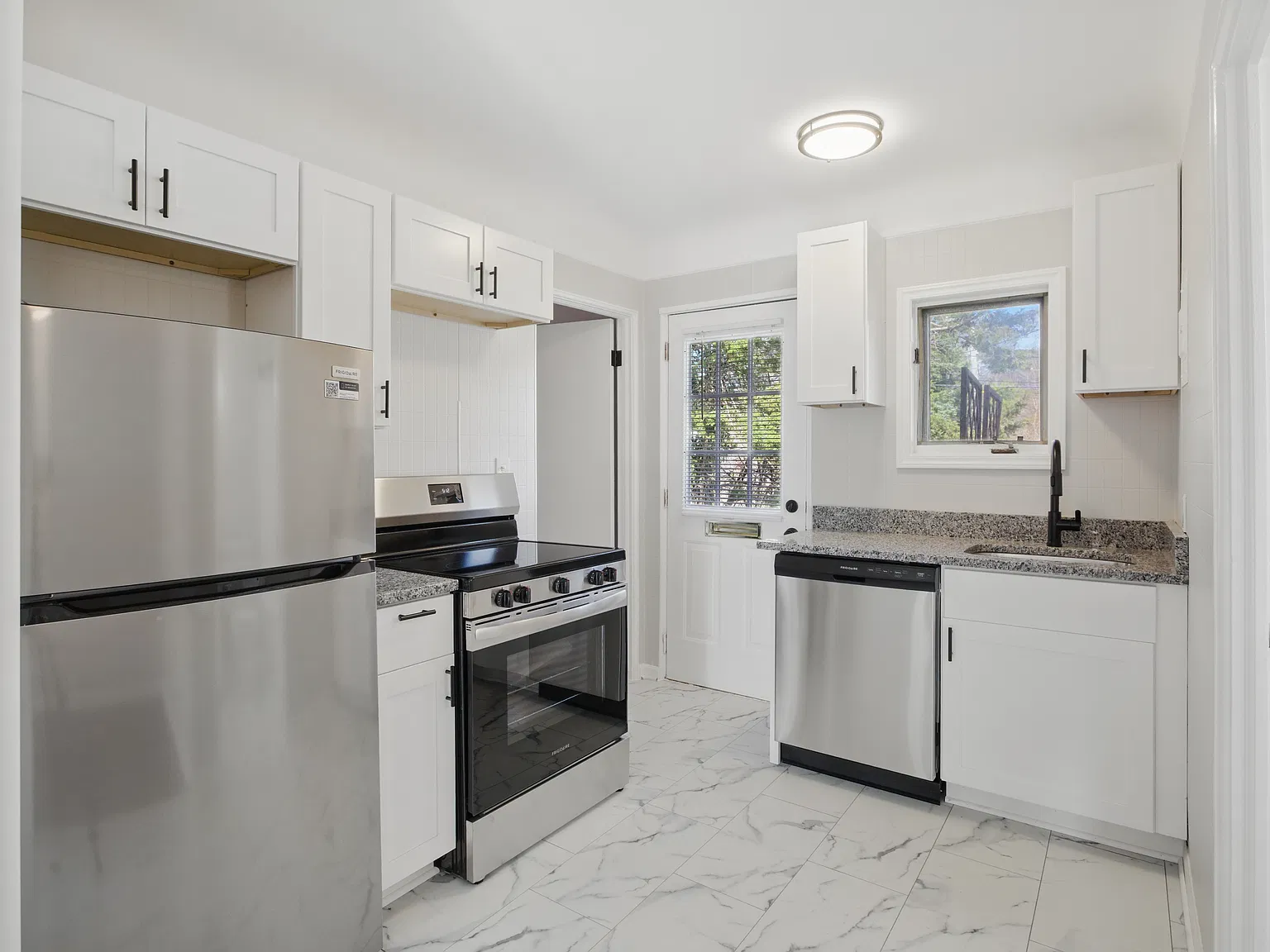 2 bed, 850 sqft, $1,300 — Photo 2