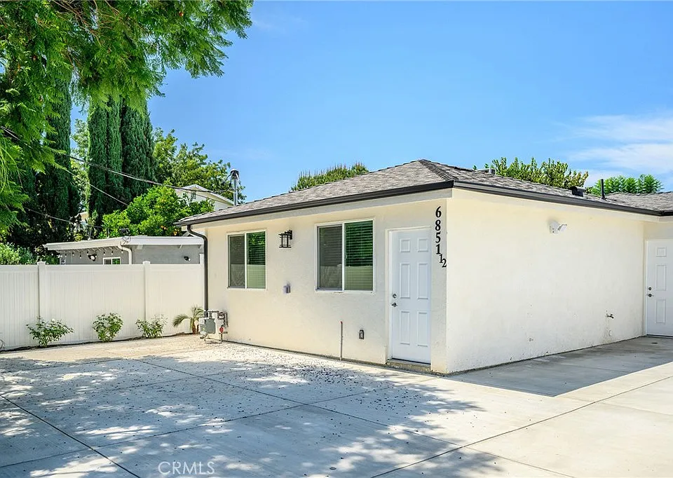 6851 De Celis Pl